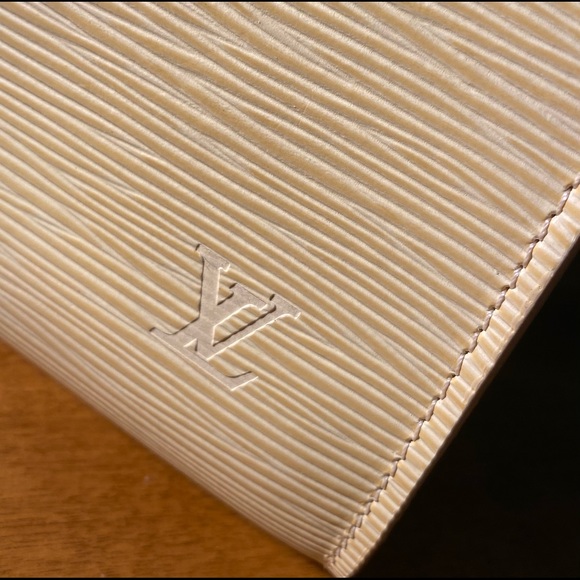Louis Vuitton Epi Leather Pochette - Vanilla - Picture 3 of 16